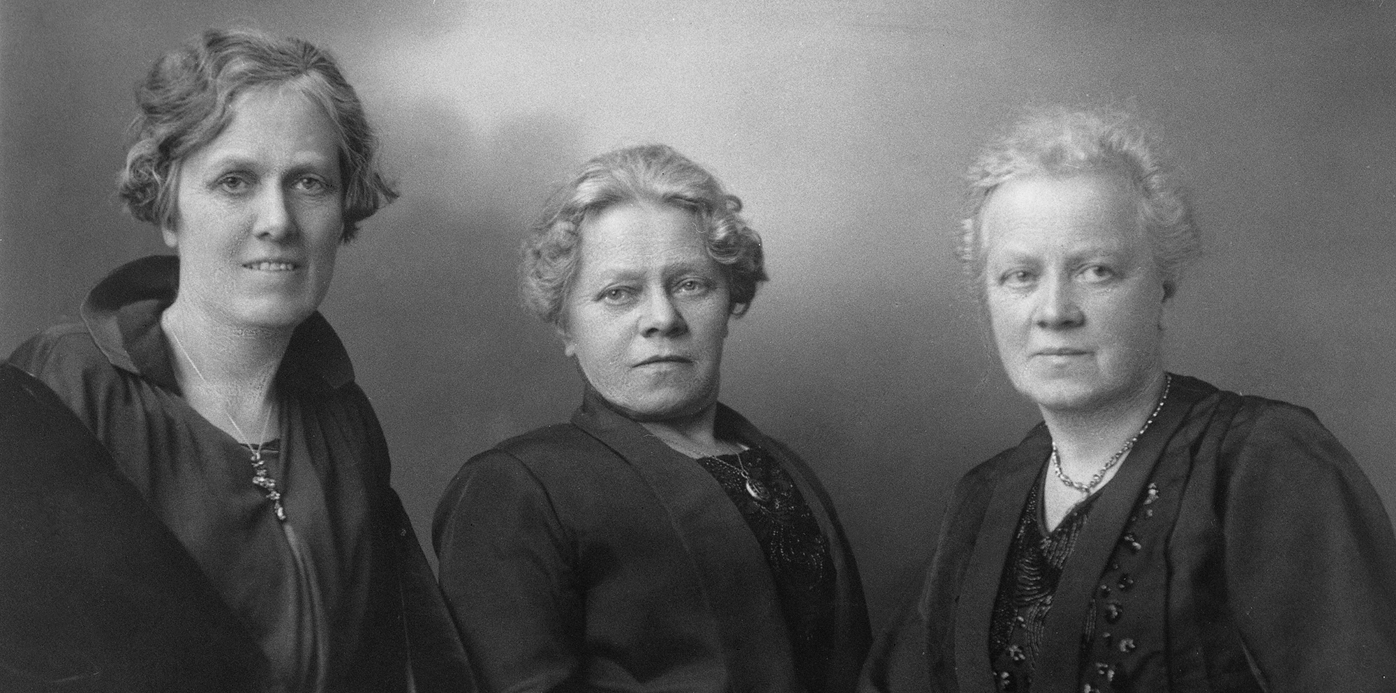 Tre damer - systrarna Tegström