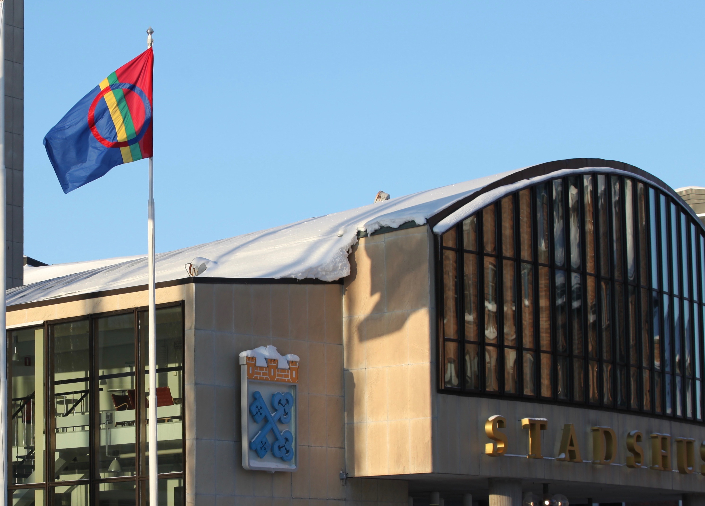 Den samiska flaggan vajar utanför Stadshuset